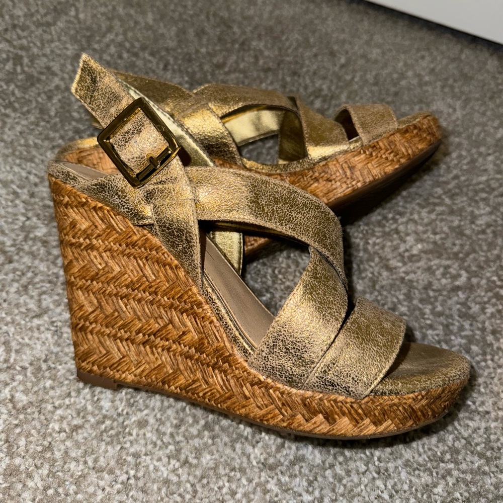 Jessica Simpson Jerrimo size 8 gold wedges